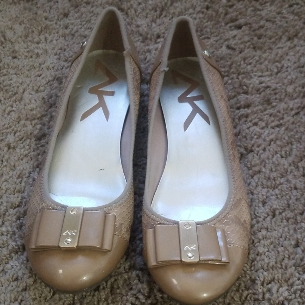 Flat shoes
